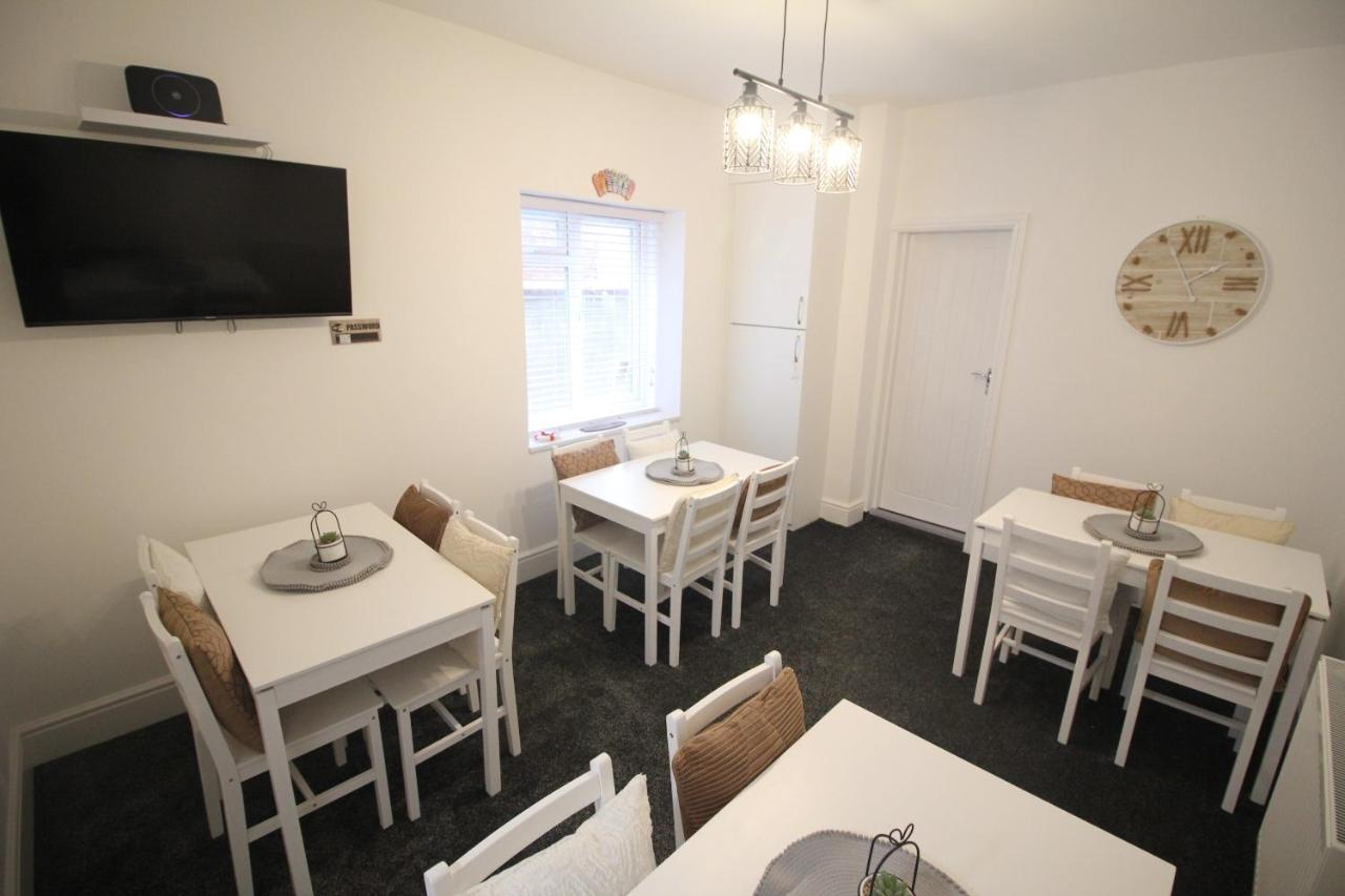 Media Manor - Fully Refurbished In 2022 - Large 6 Bedrooms, 3 Bathrooms Plus Media Games Room Blackpool Ngoại thất bức ảnh